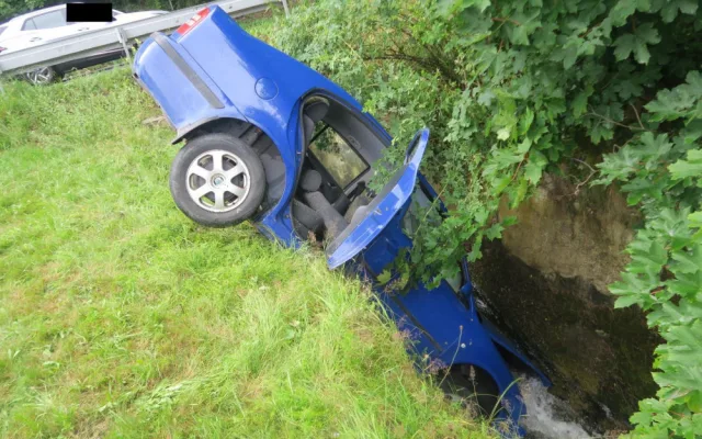 Řidičku přemohl mikrospánek, s autem se překlopila do betonového propustku