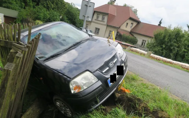 Senior nezvládl rozjíždění do kopce a naboural plot. Nadýchal přes 1,5 promile