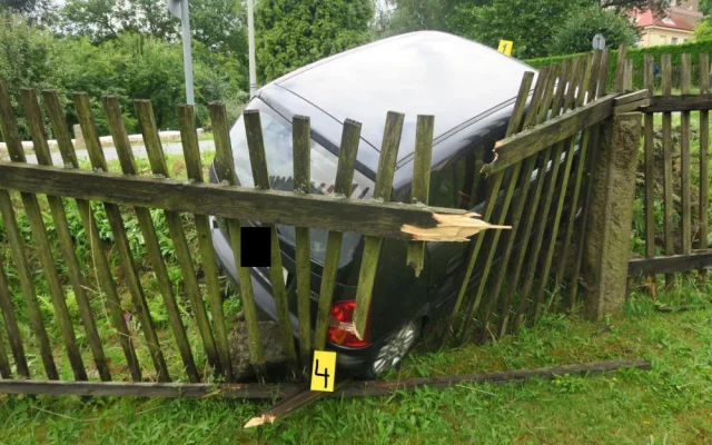 Senior nezvládl rozjíždění do kopce a naboural plot. Nadýchal přes 1,5 promile