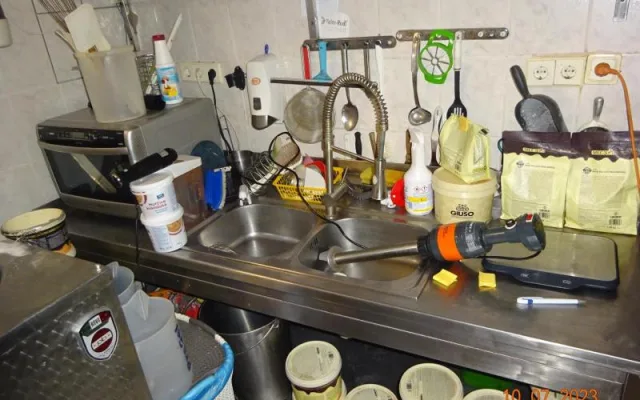 Dříve vyhlášenou zmrzlinárnu zavřela inspekce. Našla trus hlodavců i plesnivé potraviny