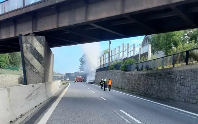 U Jeřmanic na rychlostce hořelo auto, likvidace následků brzdí dopravu