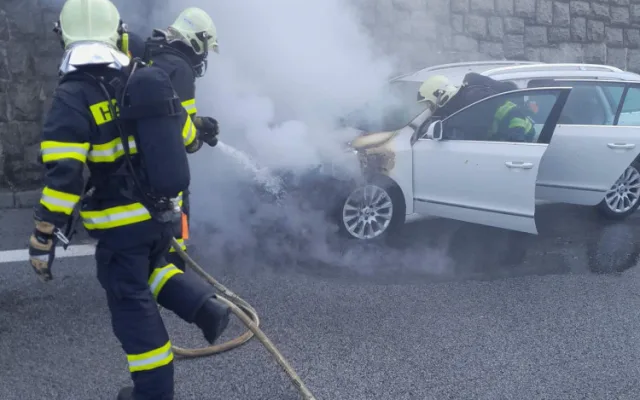 U Jeřmanic na rychlostce hořelo auto, likvidace následků brzdí dopravu