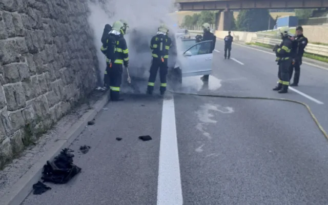 U Jeřmanic na rychlostce hořelo auto, likvidace následků brzdí dopravu