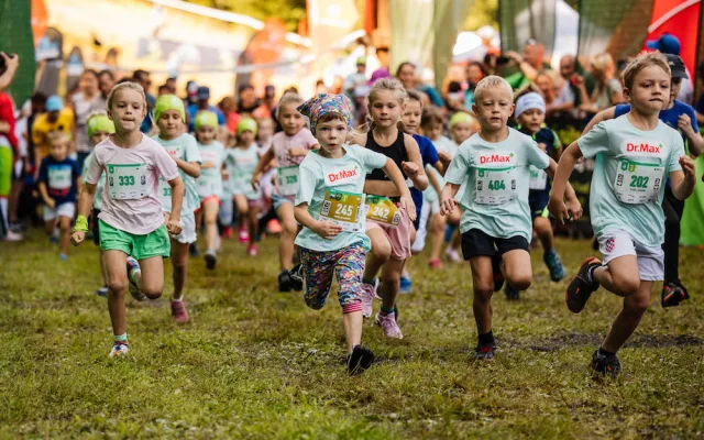 Beskydská idylka. Sluníčko na Bílou přilákalo pořádnou lesní smečku