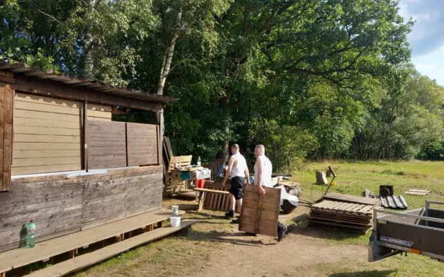 Odsouzení z liberecké věznice pomáhali s úklidem letního tábora