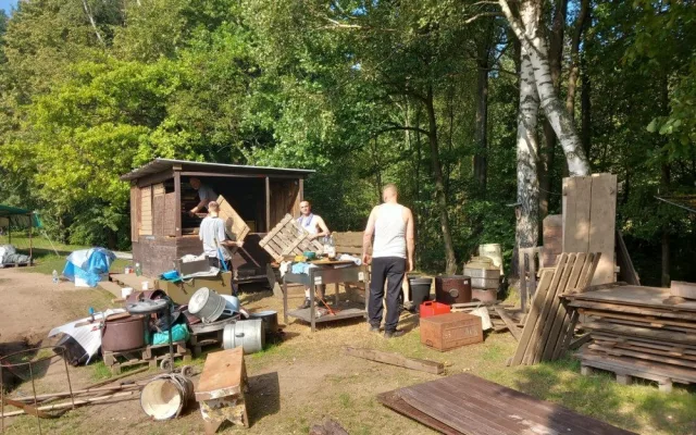 Odsouzení z liberecké věznice pomáhali s úklidem letního tábora