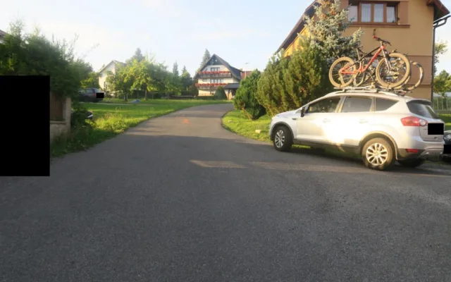 Řidič osobáku nedal přednost motorce, její řidič skončil v nemocnici