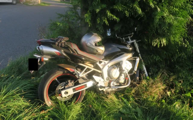 Řidič osobáku nedal přednost motorce, její řidič skončil v nemocnici