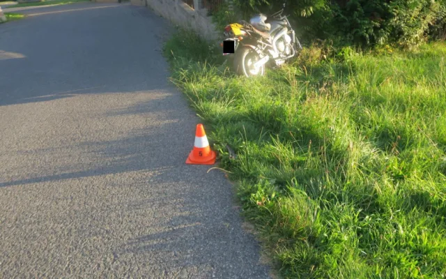 Řidič osobáku nedal přednost motorce, její řidič skončil v nemocnici