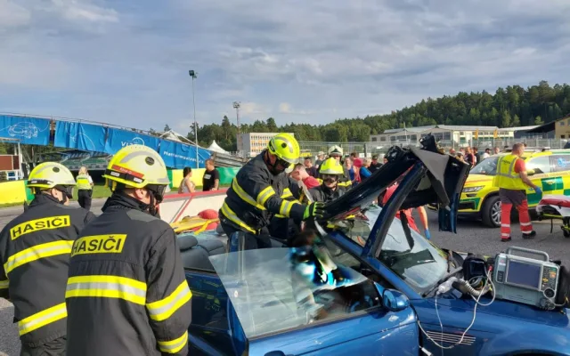 Na autodromu v Sosnové havarovalo auto, zraněného transportoval vrtulník