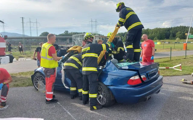 Na autodromu v Sosnové havarovalo auto, zraněného transportoval vrtulník