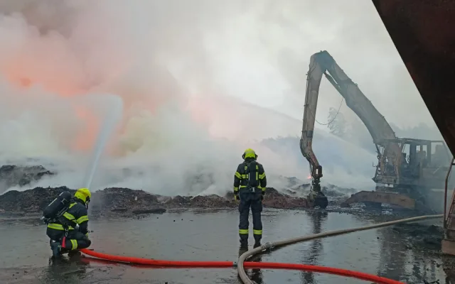 Hasiči z Libereckého kraje pomáhají kolegům s obrovským požárem pražců v Tisové