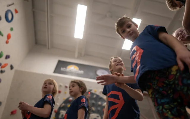 Lezení je přirozený pohyb. Klub LK Boulder láká děti na moderní sport