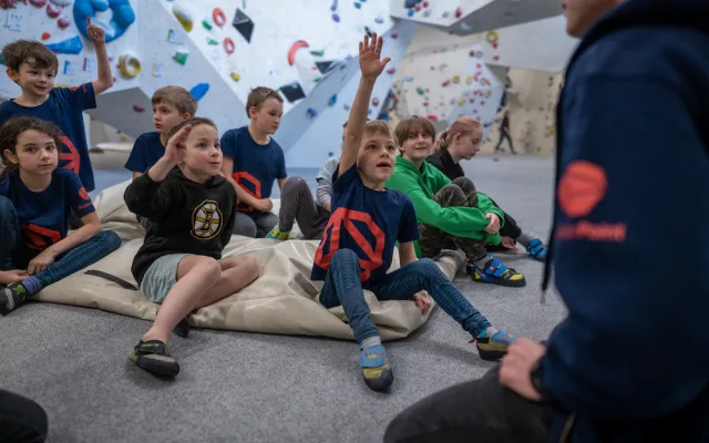 Lezení je přirozený pohyb. Klub LK Boulder láká děti na moderní sport