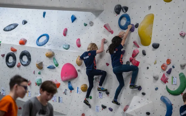 Lezení je přirozený pohyb. Klub LK Boulder láká děti na moderní sport