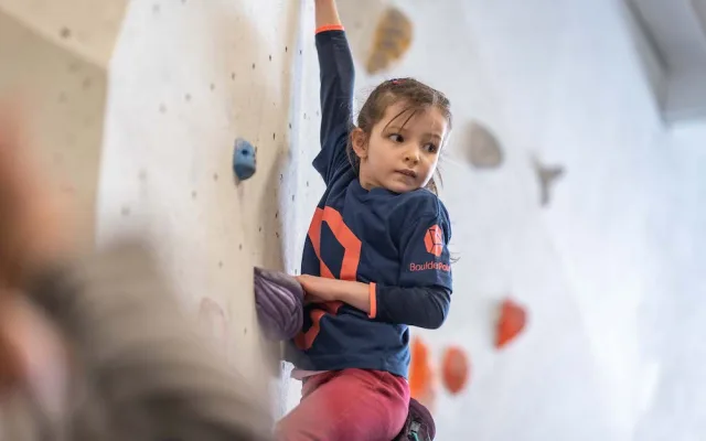 Lezení je přirozený pohyb. Klub LK Boulder láká děti na moderní sport