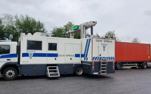 Policejní akce na průtahu Libercem zaměřená na nákladní dopravu: Drogy za volantem i přetížená vozidla