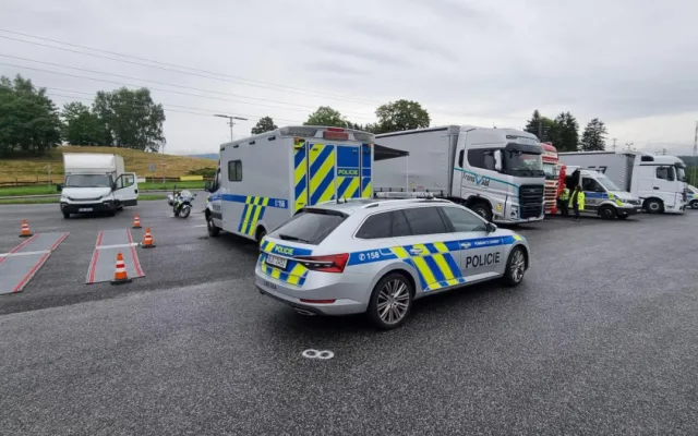Policejní akce na průtahu Libercem zaměřená na nákladní dopravu: Drogy za volantem i přetížená vozidla