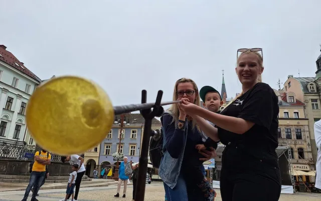 Sklo na náměstí, v tramvaji i botanické zahradě. V Liberci probíhá sklářský festival