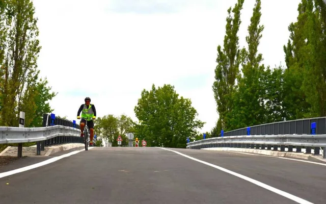 Oba nové mosty přes D10 a železniční trať u Svijan už fungují. Rekonstrukce vyšla na necelých sto milionů