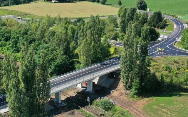 Oba nové mosty přes D10 a železniční trať u Svijan už fungují. Rekonstrukce vyšla na necelých sto milionů