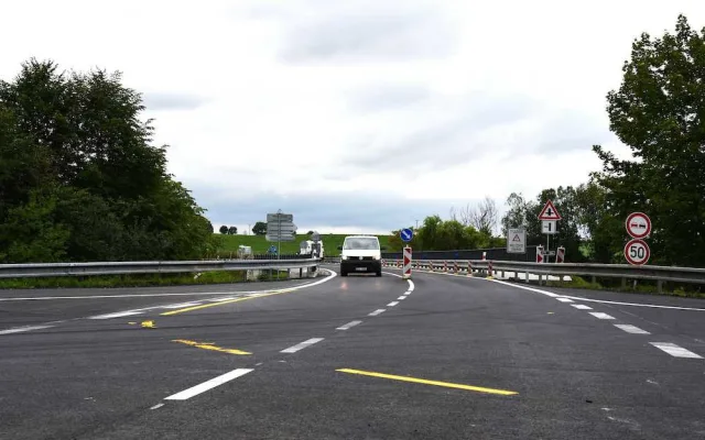 Oba nové mosty přes D10 a železniční trať u Svijan už fungují. Rekonstrukce vyšla na necelých sto milionů