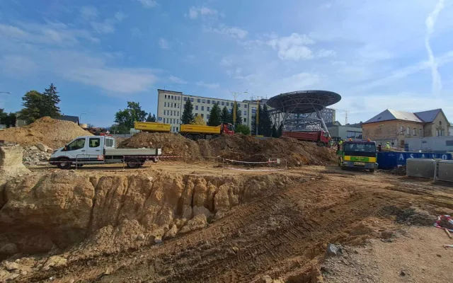 Stavba centra urgentní medicíny pokračuje. Při pracích odhalili základy staré čerpací stanice