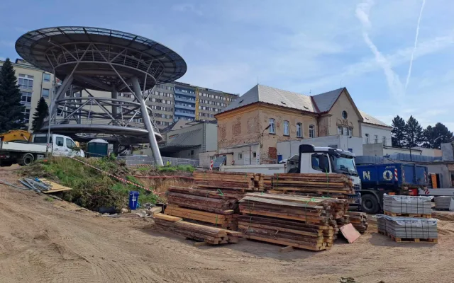 Stavba centra urgentní medicíny pokračuje. Při pracích odhalili základy staré čerpací stanice