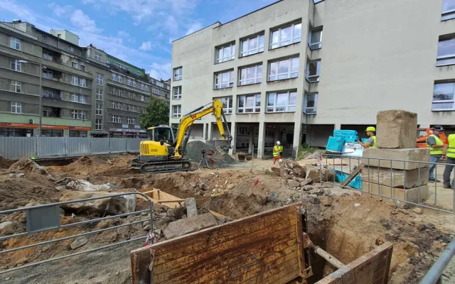 Stavba centra urgentní medicíny pokračuje. Při pracích odhalili základy staré čerpací stanice