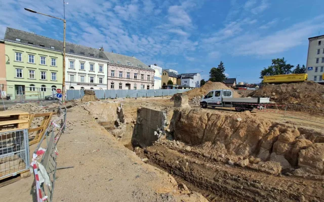 Stavba centra urgentní medicíny pokračuje. Při pracích odhalili základy staré čerpací stanice