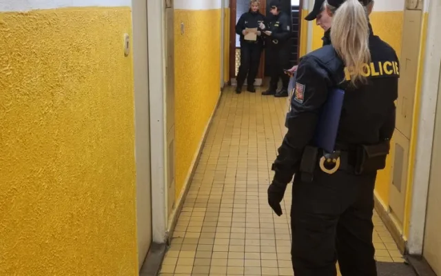 V Jablonci kontrolovali ubytovny. Společně je prověřili policisté, strážníci, hasiči, hygienici i veterináři