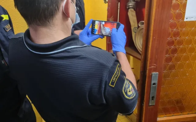 V Jablonci kontrolovali ubytovny. Společně je prověřili policisté, strážníci, hasiči, hygienici i veterináři