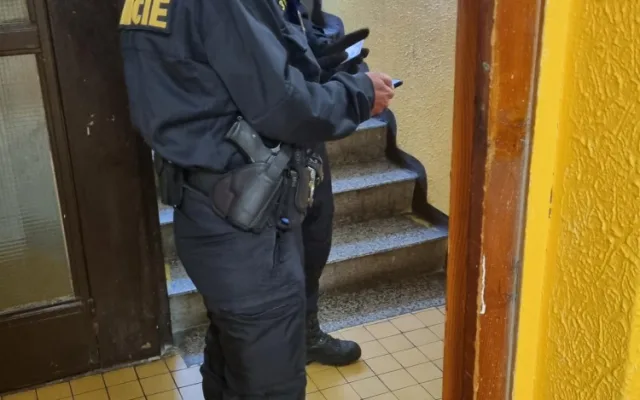 V Jablonci kontrolovali ubytovny. Společně je prověřili policisté, strážníci, hasiči, hygienici i veterináři