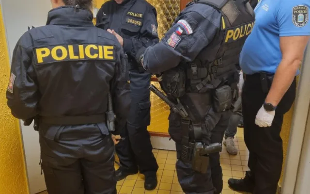 V Jablonci kontrolovali ubytovny. Společně je prověřili policisté, strážníci, hasiči, hygienici i veterináři