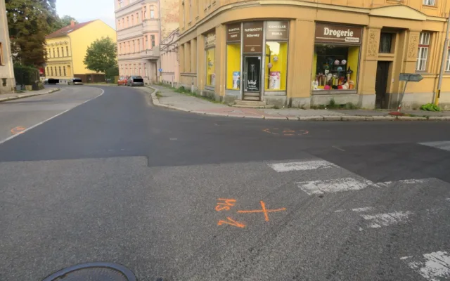 Hledá se koloběžkář, kterého porazilo auto a on z místa nehody ujel