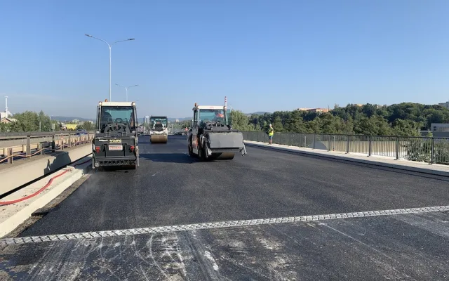 Na průtahu v Liberci už pokládají asfalt, na řidiče ale příští rok čeká rekonstrukce tunelu