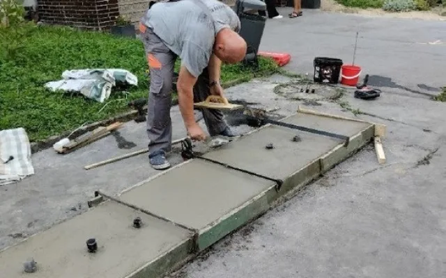 Město opravilo sousoší Přátelství dětí v Doubí. Sochy mají obnovené i červené trenýrky