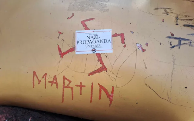 Věčnou něhu poničili vandalové. Na opravu už čeká několik měsíců