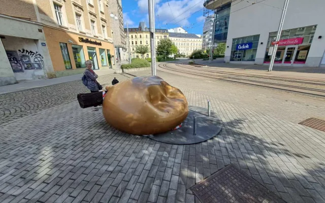 Věčnou něhu poničili vandalové. Na opravu už čeká několik měsíců