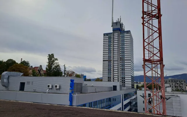 Parkovací dům u krajského úřadu je takřka hotový. Fungovat začne v lednu