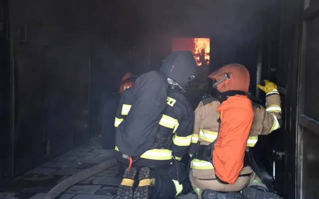 Hasiči testují speciální žáruvzdorný materiál vyvinutý libereckými vědci