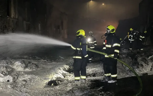 V Turnově hořel podnik Juta. Na místě stále probíhají dohašovací práce