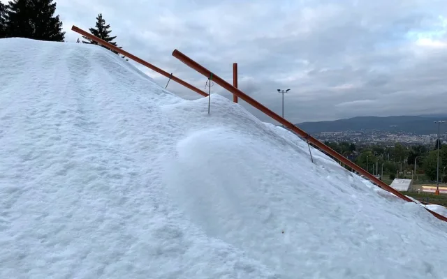 Ve skiareálu na Ještědu začali s výrobou sněhu, lyžovat by se mělo i na Pláních