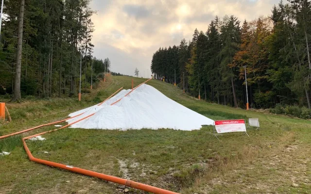Ve skiareálu na Ještědu začali s výrobou sněhu, lyžovat by se mělo i na Pláních