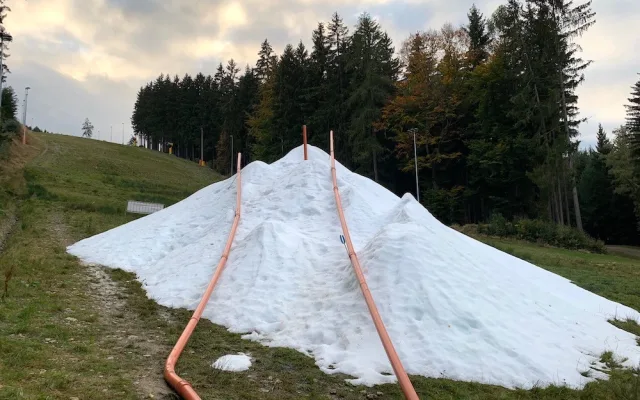 Ve skiareálu na Ještědu začali s výrobou sněhu, lyžovat by se mělo i na Pláních