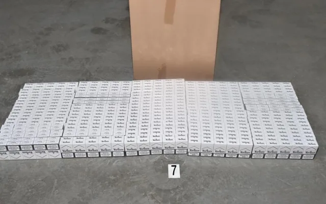 Miliony cigaret, tuny tabáku. Celníci v České Lípě odhalili nelegální výrobní linku