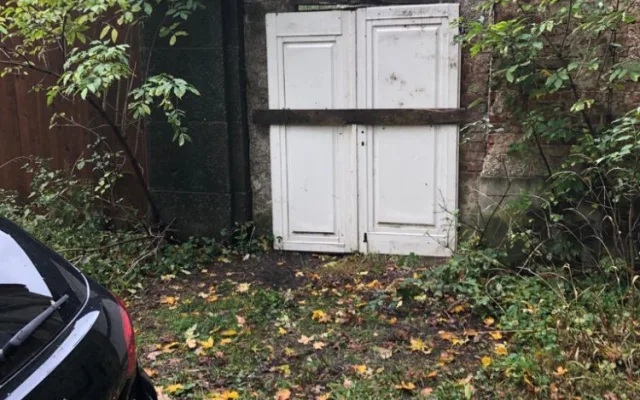 Do opuštěné Lesní vily vnikli zloději kovů. Objekt je stále na prodej