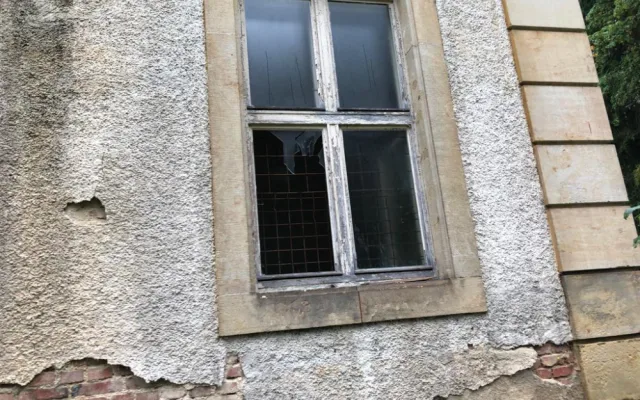 Do opuštěné Lesní vily vnikli zloději kovů. Objekt je stále na prodej