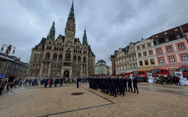 Mladí hasiči skládali služební slib. Při té příležitosti věnovali profíci cisterny svým dobrovolným kolegům