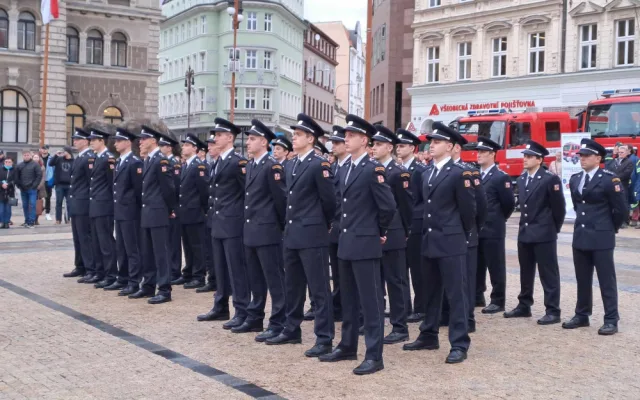 Mladí hasiči skládali služební slib. Při té příležitosti věnovali profíci cisterny svým dobrovolným kolegům